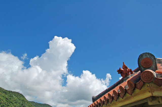 沖縄の屋根とシーサー